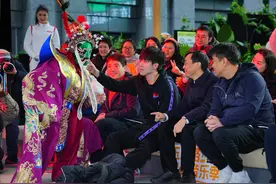 国乒队员走进成都社区公园校园，推广乒乓球文化图片