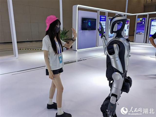 中国服博会黑科技引海内外客商瞩目
