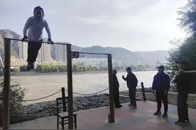 年过半百练就单杠“绝活” 运动达人蒋维纲 坚强毅力挑战自我获点赞图片