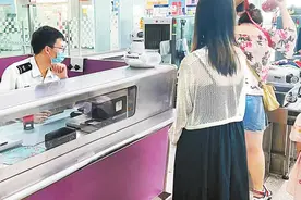 人脸识别太高，妈妈“练举重”！乘机带娃这些事有点烦图片