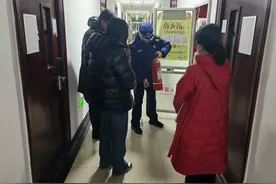 北京石景山多部门对寄宿制学校开展消防安全检查 实地进行灾情模拟演练图片