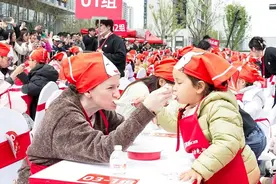 江苏苏州：体验最多人同时互喂水饺，这场活动好玩又有爱图片