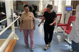 女子偏瘫后因语言沟通不畅康复治疗困难，治疗师帮她克服障碍恢复信心图片