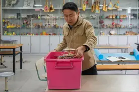 这是一个“奇奇怪怪”的老师，但孩子们都喜欢他图片