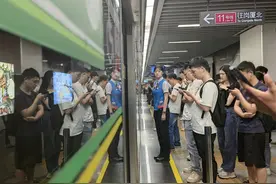 11月9日起地铁11号线高峰期“提速”，岗厦北11-14号线将采用同站台换乘图片