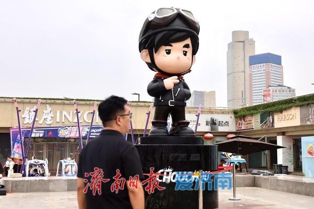 一年四季 泉在济南丨“周同学”IP雕塑空降济南银座商城，开启泉城广场潮流文化新体验