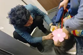 湖北黄石医务人员：高铁救人是职责所在，女孩已能下床走路图片