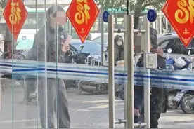 排队1小时，出了银行就被黄牛围住！“蛇年顶流”爆火，专家提醒：量很大，囤货炒作当心亏损图片