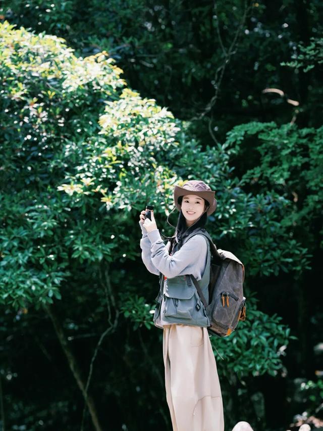 快来和山野“比个心”！卧龙谷秋日徒步，解锁你的专属奖牌