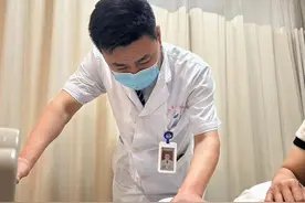 女子右踝关节出现炎症却盲目相信偏方，致大面积溃烂图片