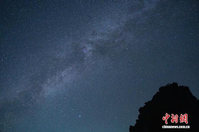 贵州梵净山夏夜星空灿烂 如梦如幻