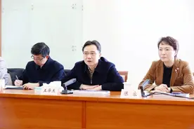 大学习大调研大讨论丨王华杰王靖参加区管正处职领导干部提升“打赢打好转型发展攻坚战突围战能力”专题培训班分组讨论会图片