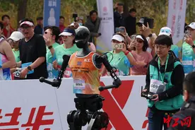 直击｜全球首个人形机器人马拉松在京开跑图片