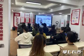小学老师为老年学校“送课”，老年学员直呼“新鲜又有趣”图片