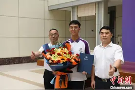 重庆市2024年首份高考录取通知书送达图片