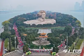 组图｜红色浪潮涌动橘子洲，“特步·2024橘子洲红色半程马拉松赛”燃情起跑图片