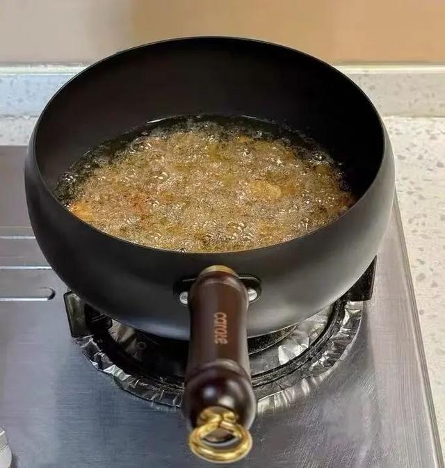 家里的铁锅一洗就生锈了，还能继续用吗？