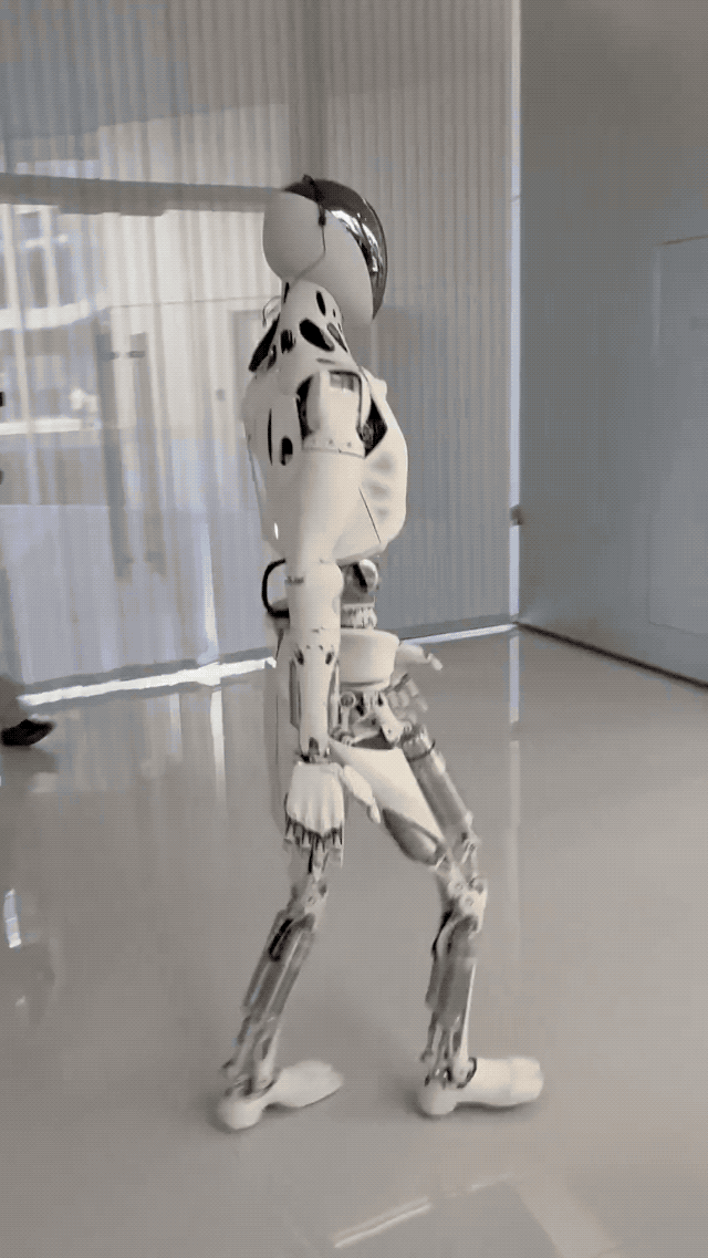 小鹏机器人里面是不是真人？全球网友吵翻了，CEO 现场「扒开衣服」自证