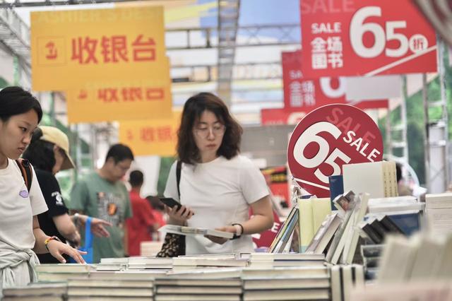 “往里走，安顿自己” ，2025“我与地坛”北京书市开幕首日人流如织