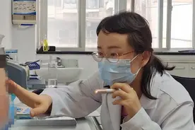 5岁女童长期侧躺看电视，竟致两眼近视度数相差6倍图片