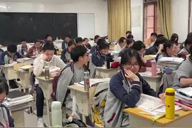 ​听力练习留“彩蛋”，离校时点亮灯火……高三告别仪式里，藏着对拼搏时光的奖赏图片