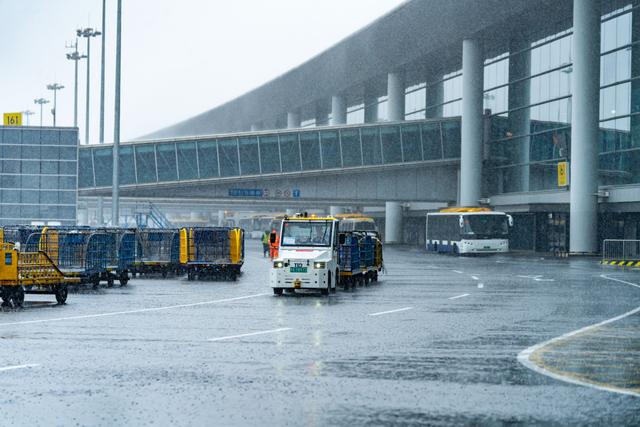 多图直击！青岛机场全力应对强降雨天气