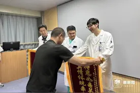 烧伤女孩小玲今日出院转入康复医院，搀扶下女孩一步一步走得慢却坚定图片