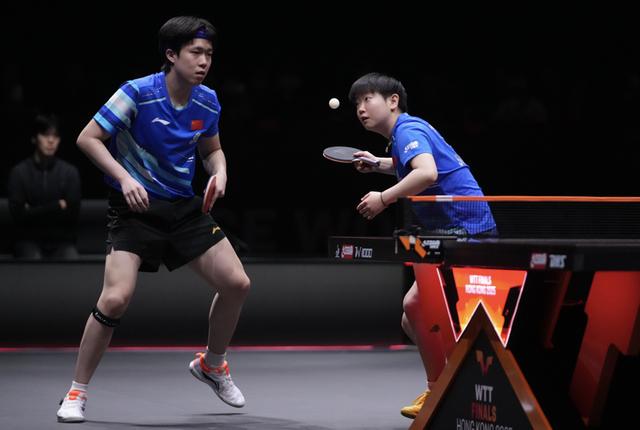 女单因伤退赛，混双带伤出战携王楚钦斩获银牌，孙颖莎虽败犹荣感动了谁？