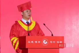 放烟花，发定制文创纪念品！武汉工程科技学院这个毕业典礼真暖图片