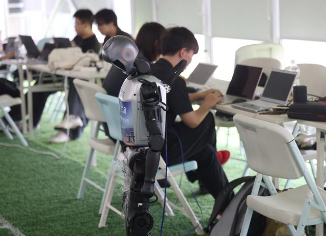 人形机器人运动会实训揭秘：机器人自主踢球，算法与临场应变决胜
