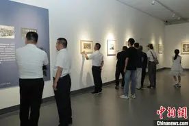 江西宜春版画入疆 促赣新两地文化艺术交流图片