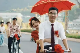 欢迎回到90年代！大红花、自行车……这对新人的复古婚礼火了图片