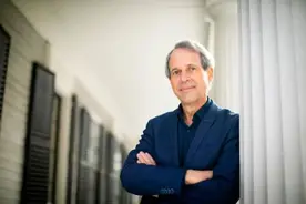 世界上读书最多的那个人，用八十本书与你环游地球 | 阅读日图片