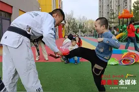 跆拳道体能课进社区 守护孩子健康童年图片