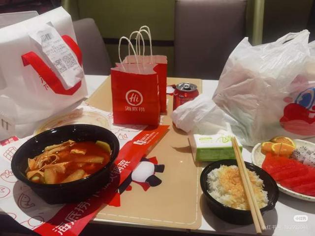 想要堂食却发现外卖便宜一半？他们抱着外卖餐盒店里吃！商家“欲哭无泪”，有的干脆下禁令