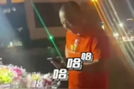 16岁女儿失恋，爸爸买花安慰，笑得合不拢嘴，“这么长时间终于黄了”图片