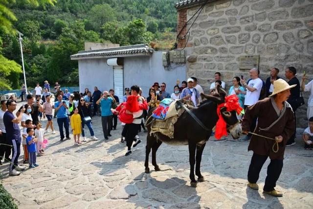 第一批抛弃网红景点的年轻人，已经开始“村漂”了