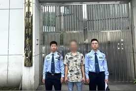 为逃避检查竟在收费站弃车而逃，睡梦中被警方抓获！图片