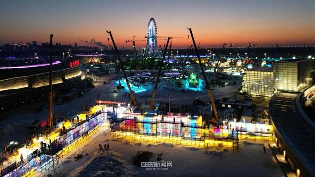 冰雪大世界超级冰滑梯初显“长城”雄姿