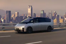 何小鹏和华为余承东响应李想：支持用光明反击黑暗图片