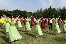 回到40年前！滨城百名中老年人致敬青春 追忆芳华图片