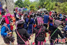 云南墨江16对新人举办哈尼族集体婚礼 多对双胞现身送祝福图片