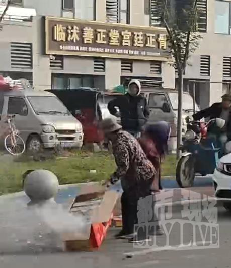 烟花正在燃放2老人冲上去抢纸壳,要钱不要命?