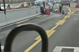 成都二环高架一救护车撞护栏车头严重变形，急救中心：车上人员已送医图片