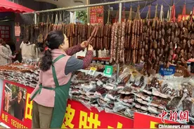立冬后暖意融融 成都“香肠一条街”蓄力待旺季图片
