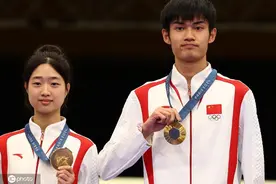海报观察丨奥运小将扛大旗！比赛12天，中国25枚金牌一半与“00后”有关图片