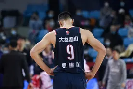 易建联生涯回顾：CBA历史篮板王，NBA单场曾得31分图片