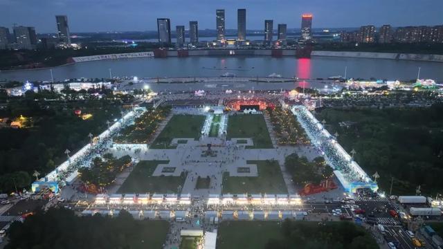鄂尔多斯首届美食文化周开幕！“三件套”、美食、非遗点燃“暖城”夜