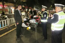 “能放一马吗？要不驾照就被吊销了”图片
