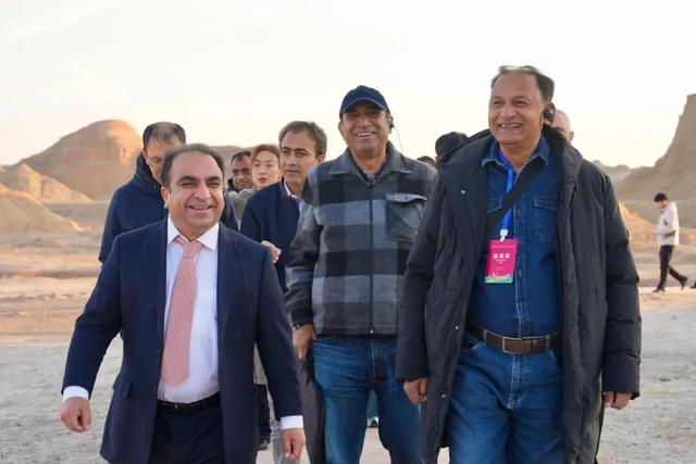 在采风中感受克拉玛依发展脉搏——“相聚油城·乐享游城·魅力友城”国际文化传播活动参访侧记